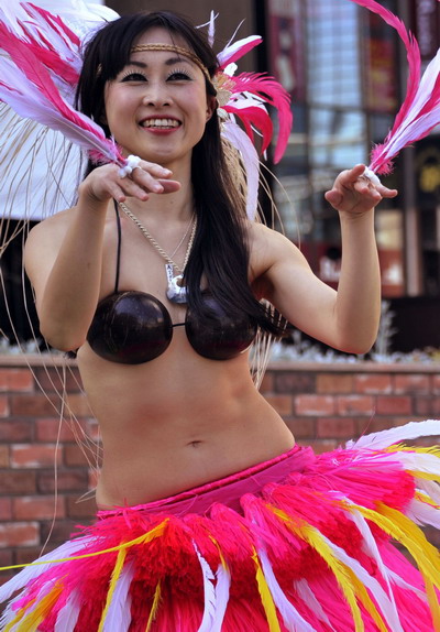 'เซ็กซี่'สาวญี่ปุ่นสลัดผ้า'ระบำฮูลา'เรียกความคึกคักคืนเมืองนิวเคลียร์