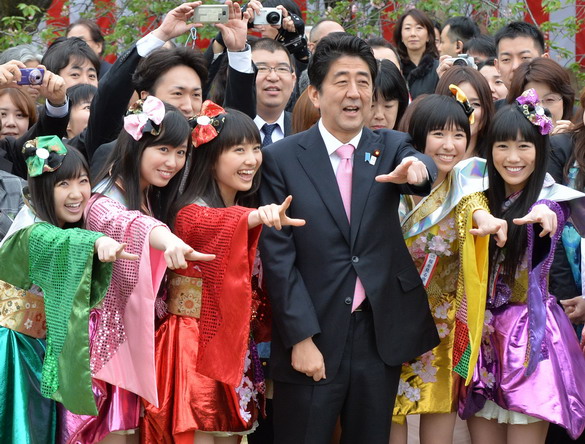 Momoiro Clover Z กระทบไหล่นายกฯญี่ปุ่นที่งานชมดอกซากุระ