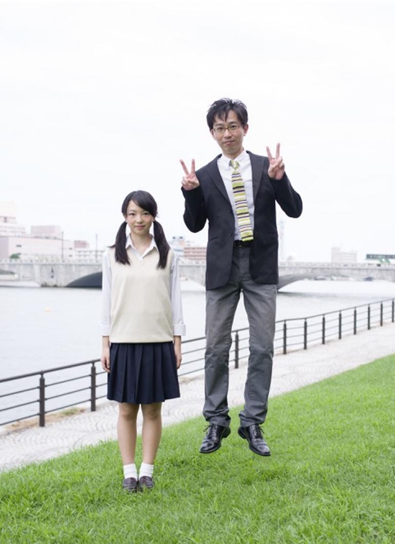 เทรนญี่ปุ่น!คุณพ่อใส่สูทกระโดดถ่ายรูปกับลูกสาว