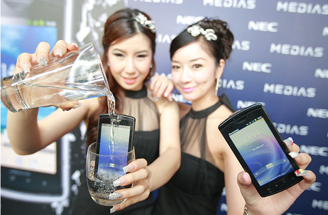NEC MEDIAS สมาร์ทโฟนไม่กลัวน้ำ