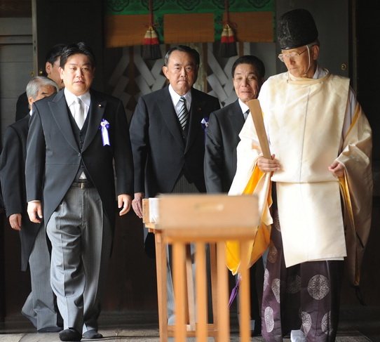 รัฐมนตรีญี่ปุ่นสักการะ “ศาลวีรชนสงครามโลก” เมินเสียงประท้วงจาก “โซล”