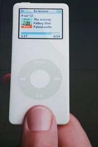 รถไฟใต้ดินกลางกรุงโตเกียวหยุดชะงักต้นเหตุจากกลิ่นไหม้ iPod