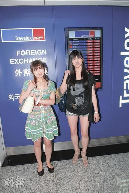 สองสาวญี่ปุ่นเดินทางถึงฮ่องกง พร้อมเข้าฉาก 