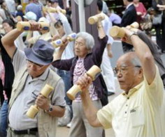 โพลเผยคนญี่ปุ่นมองประเทศตนเหมือนชายแก่อายุ 50 ส่วนจีนยังฟิตปั๋งแค่ 30 ต้นๆ