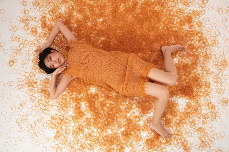 “หนังยางถักเป็นเสื้อผ้า” ในนิทรรศการสำเร็จการศึกษา Tama Art University