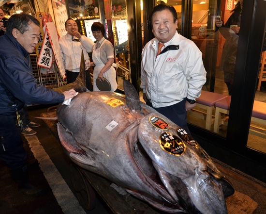 ทุบสถิติประมูลปลาทูน่าขนาดมหึมาตัวเดียว 23 ล้านบาท
