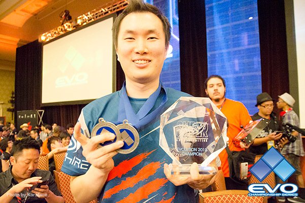 หนุ่มเกาหลีกวาดแชมป์เกมต่อสู้ EVO 2012