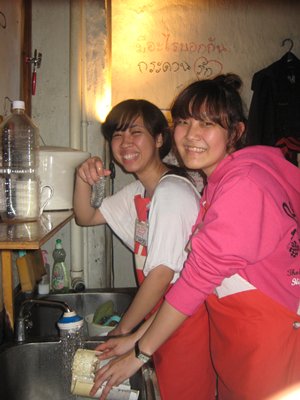 ตามสองสาวใส 'ใหม่-กลอย' ไปเป็นเด็กเสิร์ฟที่เมืองปลาดิบ