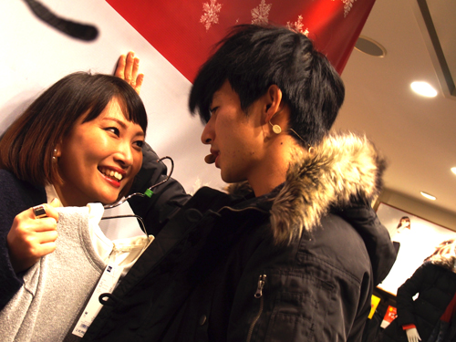 ซื้อเสื้อแต่ทำไมโดนจับกด?!