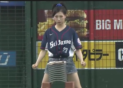 สาวยุ่นโชว์แกร่งใช้หัวพังกระเบื้อง  10 แผ่น