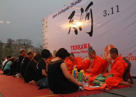 ชาวญี่ปุ่นร่วมใจจัดรำลึก 1 ปีสึนามิ ปล่อยโคมลอยพันดวงส่งวิญญาณผู้ประสบภัย