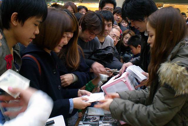 ดนตรีข้างถนนของ 'คาวาชิม่า ไอ' เพื่อผู้ประสบภัยแผ่นดินไหว