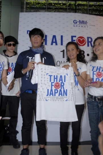 'เบิร์ด' ควัก 1.2 แสน ซื้อเสื้อช่วยสึนามิที่ญี่ปุ่น ชั่วโมงเดียวเสื้อ 3 พันตัวหมดเกลี้ยง