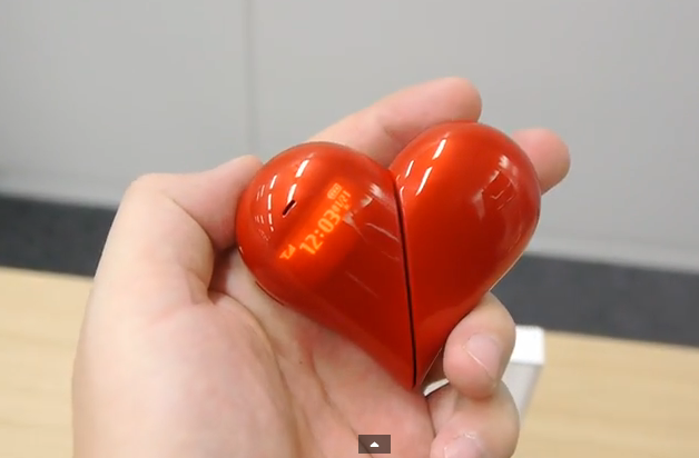 มือถือรูปหัวใจ