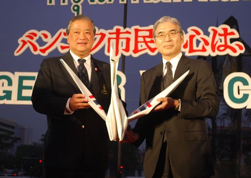 'ทูตญี่ปุ่น' ซาบซึ้งน้ำใจคนไทย เด็ก กทม.ทุบกระปุกบริจาค 5 แสนบาท