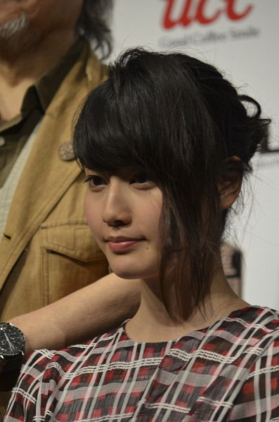 นักแสดงรุ่นใหญ่ช่วยสาวน้อย “ฮาชิโมโตะ ไอ” ปัดตอบข่าวเรื่องรัก