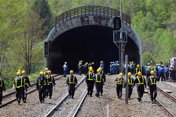 รถไฟด่วนตกรางติดอยู่ในอุโมงค์บนเกาะฮอกไกโด ผู้โดยสารเจ็บ 39 ราย