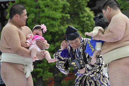 พิลึกแต่น่ารัก! ญี่ปุ่นจัดงานประเพณีแข่ง 'ซูโม่ร้องไห้'