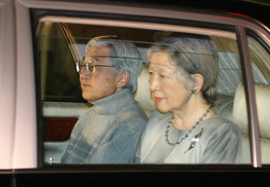 “จักรพรรดิญี่ปุ่น” ทรงมีพระอาการไข้-เลื่อนกำหนดเสด็จฯกลับวัง