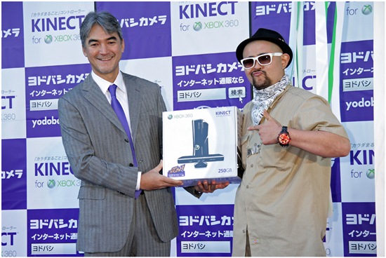หนุ่มยุ่นผู้จองคิวซื้อ Kinect 2 วัน บ้านอาจมีพื้นที่ไม่พอเล่น? 
