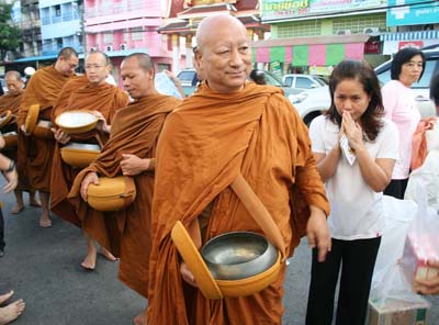 พระชาวญี่ปุ่นเดินบิณฑบาตนำไปช่วยเหลือผู้ประสบอุทกภัยน้ำท่วม