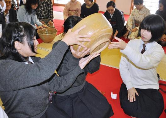 “พิธีชงชา” ใน “วัดเมืองนารา” แปลกไม่เหมือนใคร-ดื่มด้วยถ้วยชาที่ใหญ่กว่าศีรษะมนุษย์