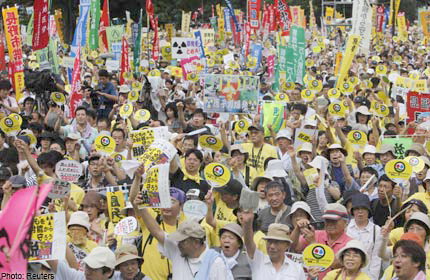 ชาวญี่ปุ่นนับหมื่นแสดงพลัง “ไม่เอา” พลังงานนิวเคลียร์