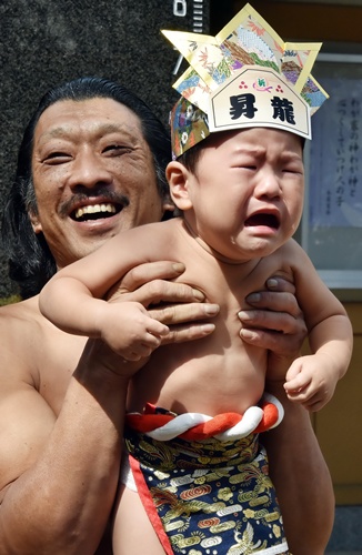 พ่อแม่ชาวญี่ปุ่นแห่พาเด็กๆร่วมทำพิธีกรรมอันเก่าแก่กับนักซูโม่